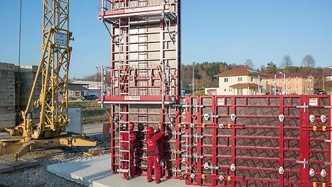 With the MXK Bracket System, safe and comfortable working platforms are realized on MAXIMO and TRIO panel formwork. 