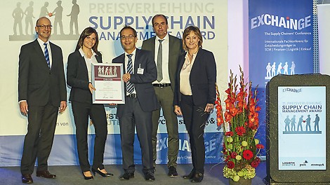 PERI recently received the prestigious "Supply Chain Management Award 2016" for a new logistics concept. On behalf of the international team, Ramona Held and Dr. Bernd Rosenkranz (centre) accepted the award from jury members Dr. Petra Seebauer (right) and Harald Geimer (left) along with the previous year's winner and laudator, Johannes Giloth.
(Photo: André Baschlakow/EUROEXPO)