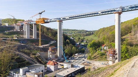Die Talbrücke Rahmede macht die Sauerlandlandlinie A 45 nun wieder durchgehend befahrbar, nachdem sich der Durchgangsverkehr jahrelang durch Lüdenscheid gequält hat.