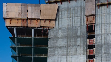 A characteristic feature of the building is its folded shape. It consists of a main core and secondary core. To achieve this, the first RCS Climbing Unit was installed using vertical as well as laterally inclined climbing rails. (Photo: Alberto Brevi)