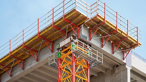 The heavy-duty shoring tower and the project-specific bracket solution were based on rentable system components of the VARIOKIT engineering construction kit. The combination with integrable PERI UP working platforms in the head area provided a very high level of safety also at great heights.