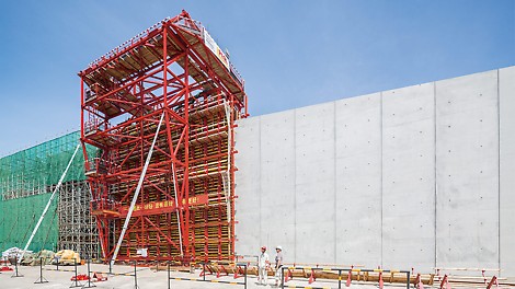 The fabrication of the high side and center walls as well as the breakwaters for two transitional structures is carried out with mobile PERI portal formwork carriages – with a fast cycle sequence and in highest quality.