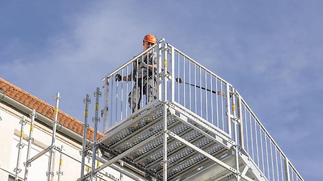 PERI UP Treppe Public Mann steht auf PERI UP Treppe Public