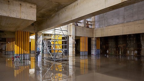 Om de reeds verlegde sporen van fase 1a weer in gebruik te kunnen nemen, zijn er PERI Multiprops als tijdelijke ondersteuning geplaatst.