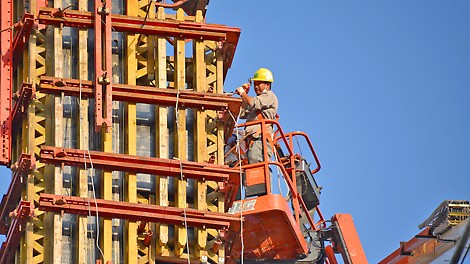 Construction crew installing VARIO GT 24 Column Formwork