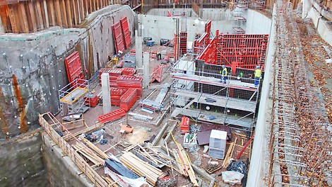 Syksyllä 2013 kuvattu rakennusvaihe metroaseman pääsisäänkäynnillä.<br/> 