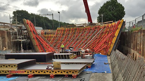 Dubbel gekromde wanden, uitgevoerd in VARIO GT24 wandbekisting