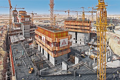 楼梯间与电梯井的浇筑 VARIO GT24木梁式墙模系统与RCS导轨爬架系统结合浇筑高层项目中的电梯井和楼梯间。