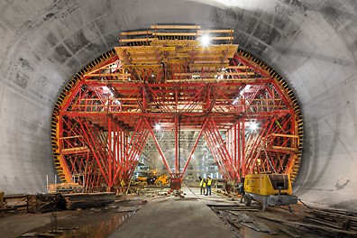Le portique de coffrage de tunnel économique VTC est basé sur les éléments du système VARIOKIT, et offre ainsi aux utilisateurs un haut degré de flexibilité. Grâce à l&#039;ingénierie sophistiquée de PERI, des solutions spécifiques au projet et configurables individuellement peuvent être trouvées.