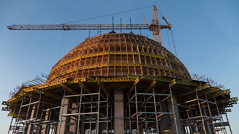 Опалубливание большого купола. Колонны забетонированы при помощи опалубки TRIO. Все перекрытия на объекте бетонировались с использованием балок GT 24 и лесов PERI UP. Скорость установки опалубки достигалась четкой геометрией готовых изделий (столов), простотой их соединения, а также грамотным техническим сопровождением со стороны инженеров PERI. 