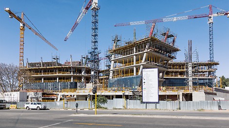 L&#039;edificio amministrativo è caratterizzato da elementi architettonici inclinati e da solai sporgenti