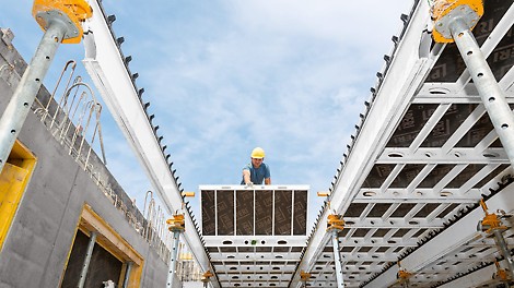 Le sequenze di montaggio sistematiche e il peso specifico ridotto dei componenti SKYDECK hanno accelerato l&#039;avanzamento della costruzione