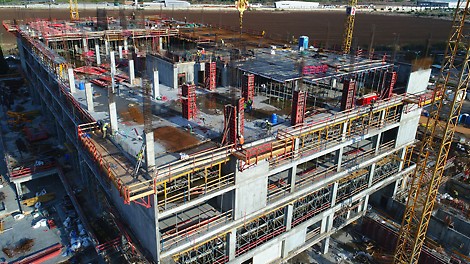 מערכת תבניות מסוג טריו ליציקת עמודים ומערכת סקיידק ליציקת התקרה.