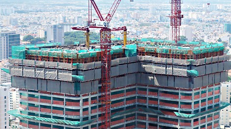 The RCS climbing protection panel from PERI provided complete enclosure and safety against falling for the upper floors under construction.