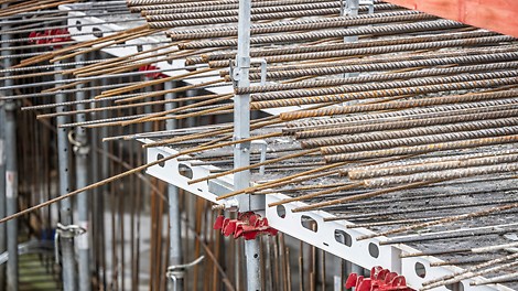Geländerpfostenhalter dienten zur Herstellung der Absturzsicherung an der kurzen und langen Paneelseite.