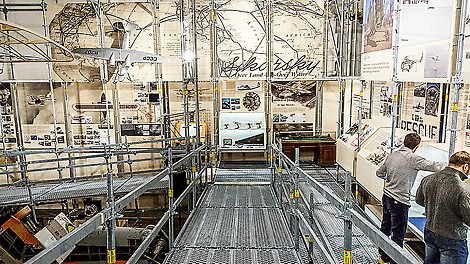 Несмотря на внушительные габариты, конструкция из промышленных лесов гармонично вписалась в исторический интерьер павильона, в котором проходила выставка &quot;Сикорский: крылья будущего&quot;