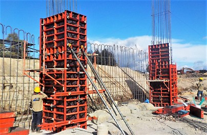 Nuestro encofrado Liwa permite realizar columnas de secciones variables y alturas importantes debido a su gran capacidad de presión de vaciado.