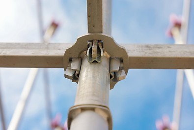 KUB ST представляет собой конструкцию из отдельных элементов с крепежным узлом в виде розетки, куда вставляется ригель, который надежно фиксируется ударом молотка. 