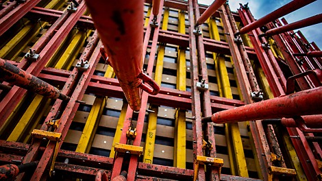 Перед началом бетонирования между щитами опалубки устанавливаются тяжи, которые принимают на себя нагрузку от давления бетона. 