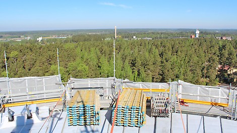 Vesitorni on noin 12 kerroksisen kerrostalon korkuinen. 