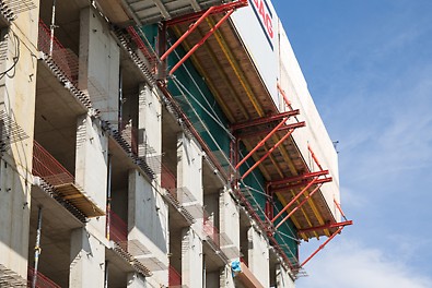 V2C9 Grünblick - Wien<br/>Balkontische als auch Windschildbühnen sind speziell angefertigte kranversetzbare Sonderlösungen