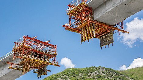 桥体上部的左、右与中间结构分别由64个浇筑段组成，整个项目使用了四套VBC挂篮系统同时施工。