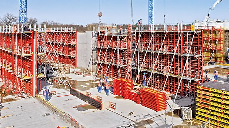 Equipped with platform systems, TRIO provides maximum safety for the construction team. Complete largearea moveable units with working platforms, access ladders and guardrails are moved from cycle to cycle.<br/>