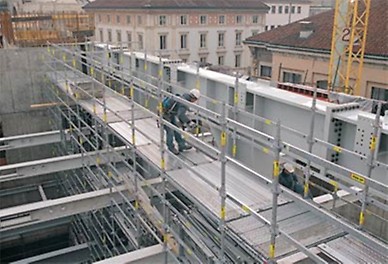 Una piattaforma di servizio realizzata con PERI UP Rosett permette un montaggio sicuro ed efficiente delle carpenterie metalliche
