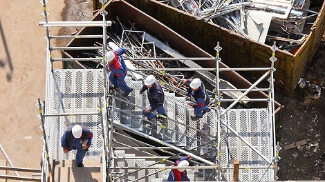Bequeme Zugänge, schnelle Bergung Verletzter mit Tragen, breite Podeste bei nach wie vor leichten Einzelbauteilen, die ohne Werkzeug montiert werden – wesentliche Merkmale der PERI UP Flex Treppe 125.