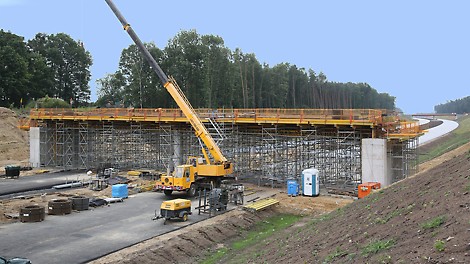Zabezpieczenie każdej krawędzi przy użyciu łatwego w montażu systemu zabezpieczeń PERI PROKIT EP.