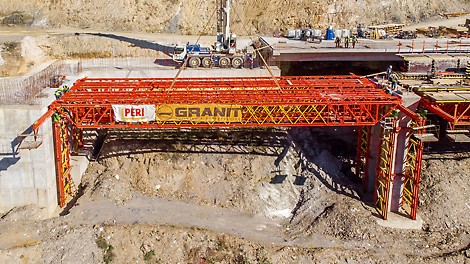 Za bezbedno podupiranje VARIOKIT VRB rešetkastih nosača korišćeni su VST ramovi iz VARIOKIT modularnog sistema, fiksirani na unapred izgrađene stubove.