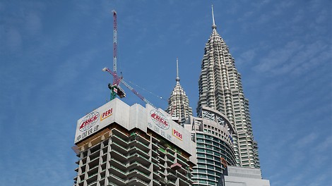 When finished, the 77-storey high-rise building will have a total height of 324.50 m.
