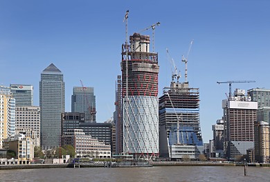 Canary Wharf&#039;s first high-rise residential building
