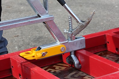 Die Gerüstkonsole MXK-RS bietet die Möglichkeit eine Richtstütze direkt an der Konsole anzuschließen. Bei aufgestockten Elementen wird der Arbeitsbereich auf der Bühne somit nicht beeinträchtigt.