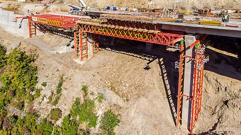 Podupiranje oplate celog raspona do 31 m omogućeno je zahvaljujući VARIOKIT VRB rešetkastim nosačima montiranim na samom gradilištu