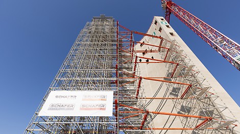 Trotz 1.400 kN Traglast konnte die 32 m hohe Gerüstkonstruktion äußerst schlank ausgebildet werden.