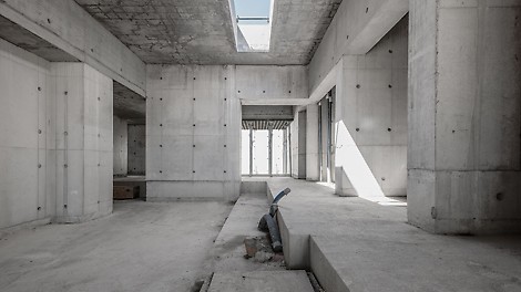 Quite literally, the structure pushes the boundaries of a ‘simple square’, as it comprises irregular angles in addition to varying floor heights throughout. <br/>(Photo: seanpollock.com)