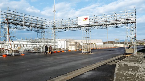 Через проезжие части были установлены кабельные мосты, собранные из системы PERI UP Flex и предназначенные для всех необходимых коммуникаций. В горном кластере такие мосты были практически на каждом объекте.