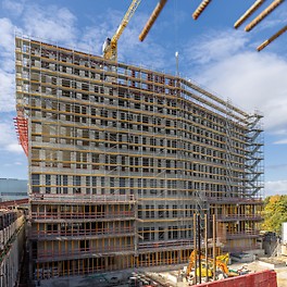 Synchrones Arbeiten Durch eine frühzeitige Abstimmung der Gerüstbauarbeiten und -lösungen mit den Rohbau- und Ausbaugewerken ließen sich Schnittstellenprobleme vermeiden.