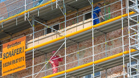 Sichere Gerüstmontage mit systemintegriertem, vorlaufendem Geländer 