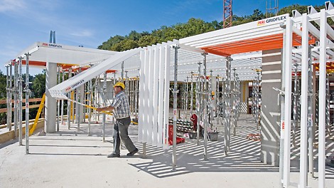 The assembly sequence is very simple: hook-in element, push into position with the shuttering aid, attach slab prop and position vertically.<br/>