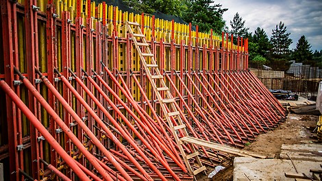 Для реализации проекта со сложной геометрией поверхности архитектурного бетона используют балочно-ригельную опалубку. 