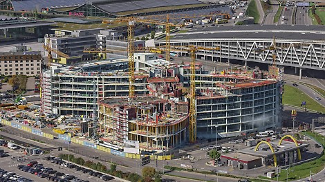 Der Bau des modernen Bürogebäudes New Office Airport in Stuttgart mit direkter Anbindung an Flughafen und Autobahn A8