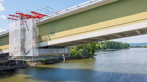 Blick auf die Hängegerüste an der BARA-Brücke.