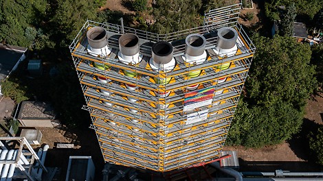 Kombinierte Systemlösung PERI UP und VARIOKIT bildeten eine kombinierte Systemlösung für die V-förmig angeordneten Rundschornsteine inklusive der weitgespannten Überbrückung im Bereich der Rohrzuleitungen.