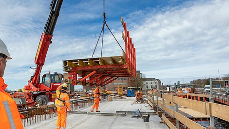 Snelle plaatsing (foto's genomen vóór de anderhalvemetersamenleving) Het element kan vervolgens met behulp van een kraan eenvoudig ingehesen worden aan de rand van het brugdek van de Boezembrug.