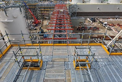 The combination of high adaptability in 25 cm grid dimensions and consistent use of system components accelerates scaffold assembly operations while increasing the safety during installation and use.