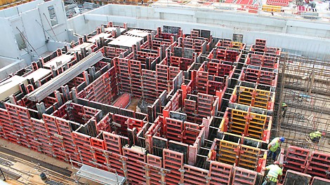 Arinapalkisto pysäköintikansien vieressä tulee toimimaan sen päälle tulevaisuudessa rakennettavien kerrostalojen perustuksena.