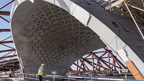 Thanks to the well-coordinated cooperation between the entire planning and assembly teams along with the jobsite crew, an excellent architectural concrete result has been achieved in the course of the execution of the work that fully complies with the strict architectural requirements. 