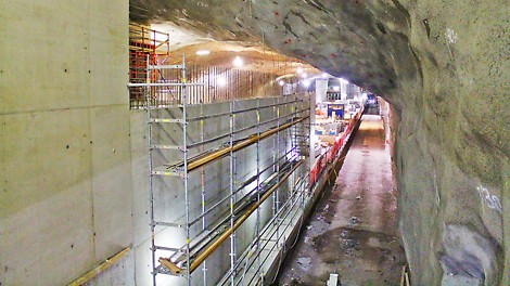 Aseman Lauttasaaren puoleinen sisäänkäynti avataan heti länsimetron valmistuessa. Koivusaaren puoleinen sisäänkäynti on puolestaan tarkoitus jättää suljetuksi, kunnes Koivusaaren alue rakentuu.